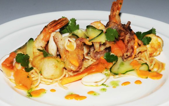 DEEP-FRIED FISH AND SEAFOOD PASTA SALAD