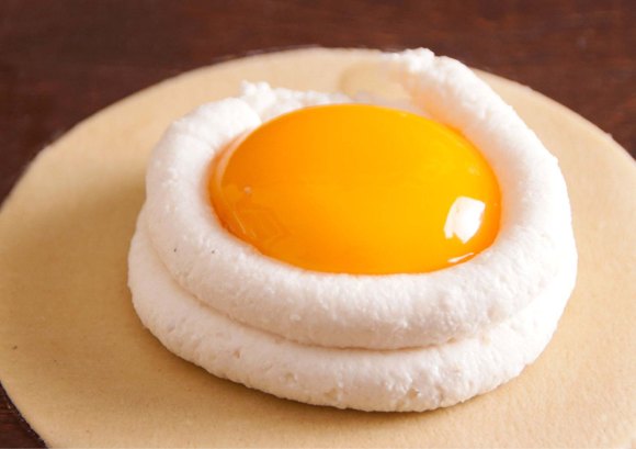 RAVIOLO WITH CHICKEN MOUSE AND YOLK